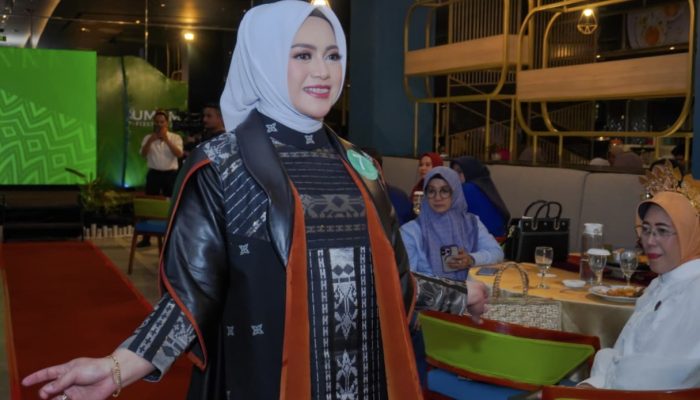 Wakil Ketua Dekranasda Luwu Tampilkan Gaun Motif Luwu pada UMKM FI3STA 2025