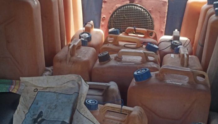 Ratusan Liter Ballo Siap Edar di Palopo Digagalkan Polsek Wara Utara