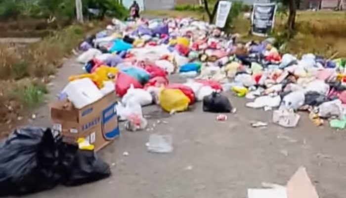 Sampah Berserakan di Jalan Mungkajang, Warga Duga Ada Unsur Kesengajaan Untuk Jatuhkan Pemerintah