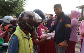 Sentuhan Humanis Satreskrim Polres Palopo, Berbagi Takjil Untuk Para Pejuang Nafkah