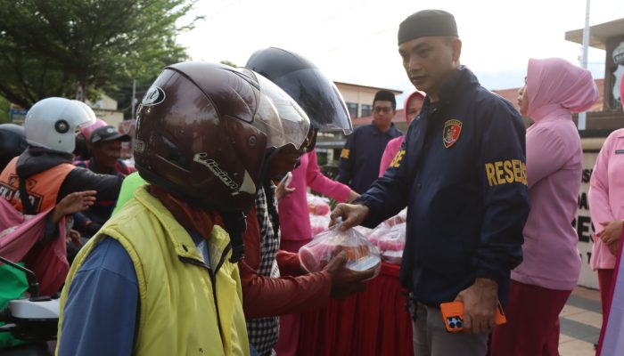 Sentuhan Humanis Satreskrim Polres Palopo, Berbagi Takjil Untuk Para Pejuang Nafkah