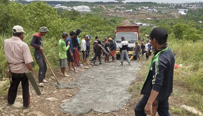 BMS Gelontorkan CSR, Jalan Desa Toddopuli Dicor Sepanjang 70 Meter