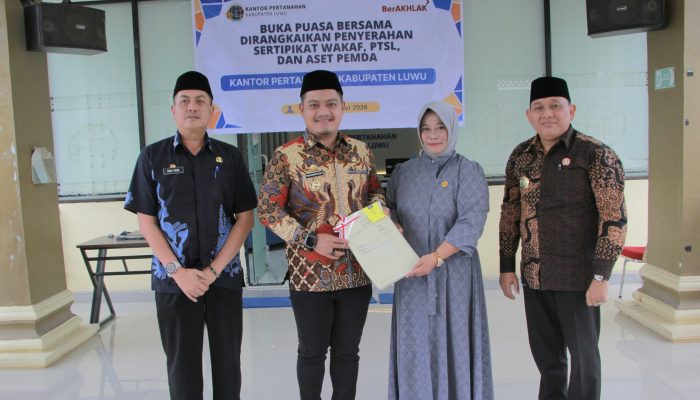 Perkuat Kepastian Hukum Tanah, Wabup Luwu Hadiri Penyerahan Sertipikat di Kantor Pertanahan