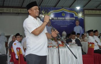 Buka Puasa Bersama di Rumah Wabup, Ahli Waris Petugas Keagamaan Terima Santunan Rp42 Juta