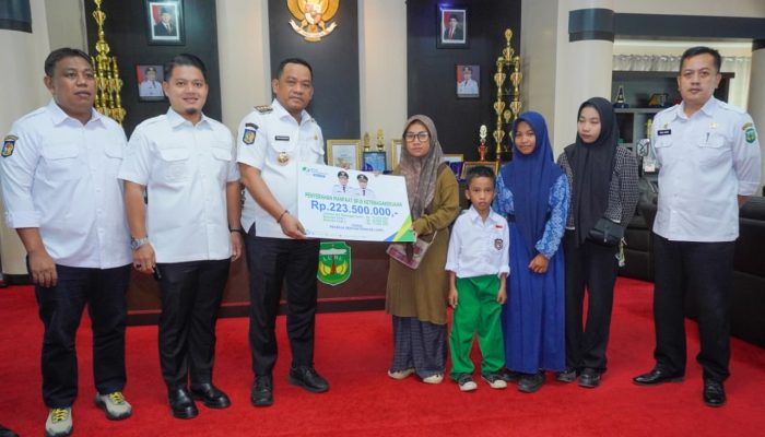 Santunan dan Beasiswa untuk Keluarga Nelayan Luwu, Total Capai Rp223,5 Juta