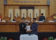 Wabup Luwu Serahkan LKPJ Tahun Anggaran 2025 dalam Rapat Paripurna DPRD