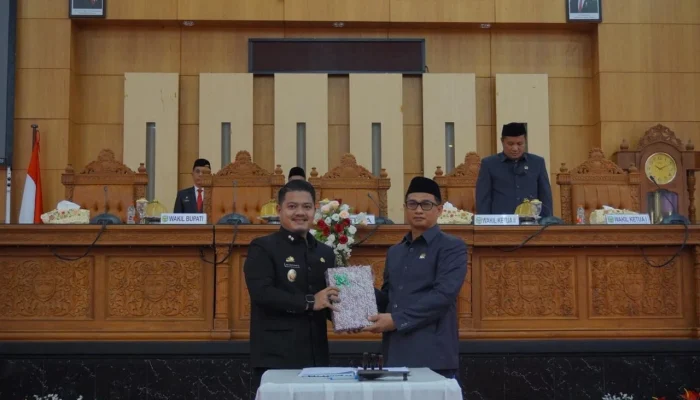 Wabup Luwu Serahkan LKPJ Tahun Anggaran 2025 dalam Rapat Paripurna DPRD