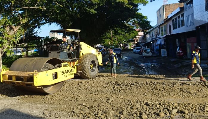 Respons Cepat Pemkab Luwu, Akses Jalan Pasar Lama Belopa Mulai Diperbaiki