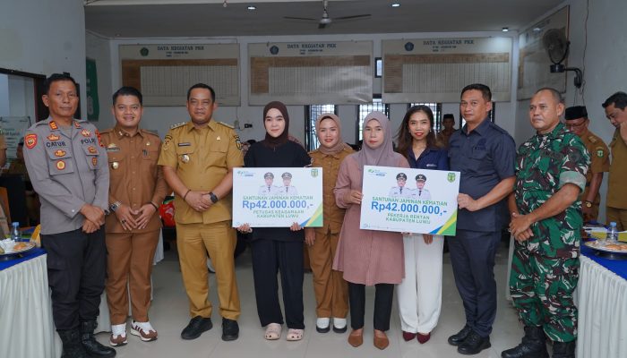 Bupati Luwu Bersama BPJS Ketenagakerjaan Serahkan Santunan