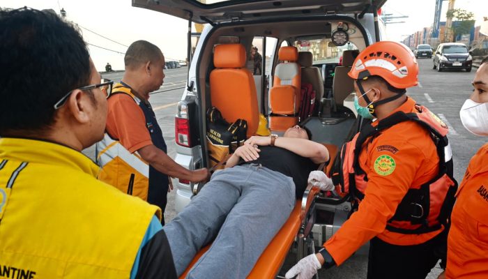 Basarnas Makassar Evakuasi Kru Kapal Asal Vietnam dari Perairan Pangkep