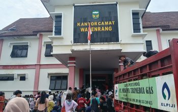 Ratusan Warga Serbu Pasar Murah LPG 3 Kg di Walenrang