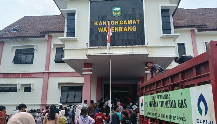 Ratusan Warga Serbu Pasar Murah LPG 3 Kg di Walenrang