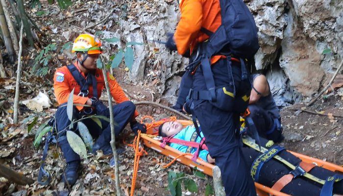 6 Mahasiswa KKN Unhas Dievakuasi usai Terjebak di Gunung Goa Kalibbong Alloa